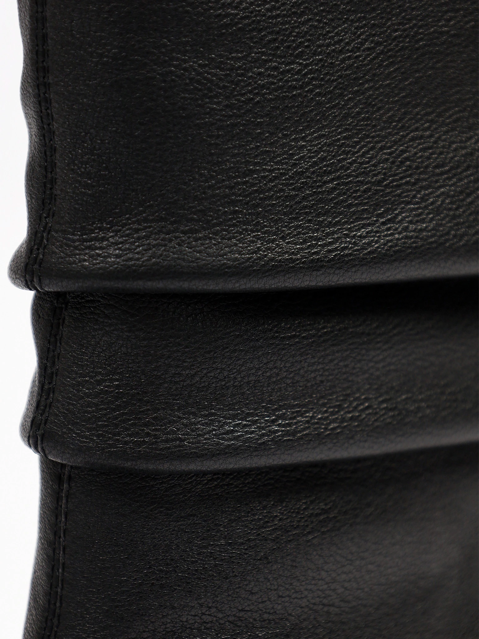 Сапоги черного цвета на среднем широком каблуке с мягкими складками